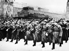 Источник © https://rvio.ru/activities/news/7-noyabrya-den-voinskoi-slavy-rossii